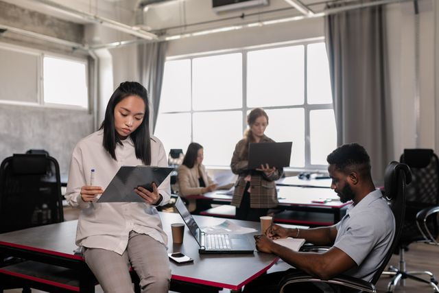Dari Kutu Loncat ke "Job Hugging": Mengapa Gen Z Kini Memilih Bertahan di Tempat Kerja?