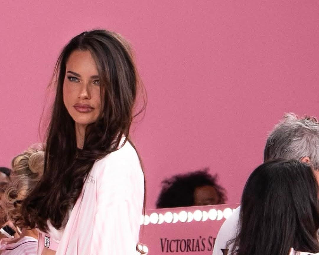 Rahasia Adriana Lima Tetap Glowing Di Fashion Show Victoria’s Secret Di Usia 45 Tahun
