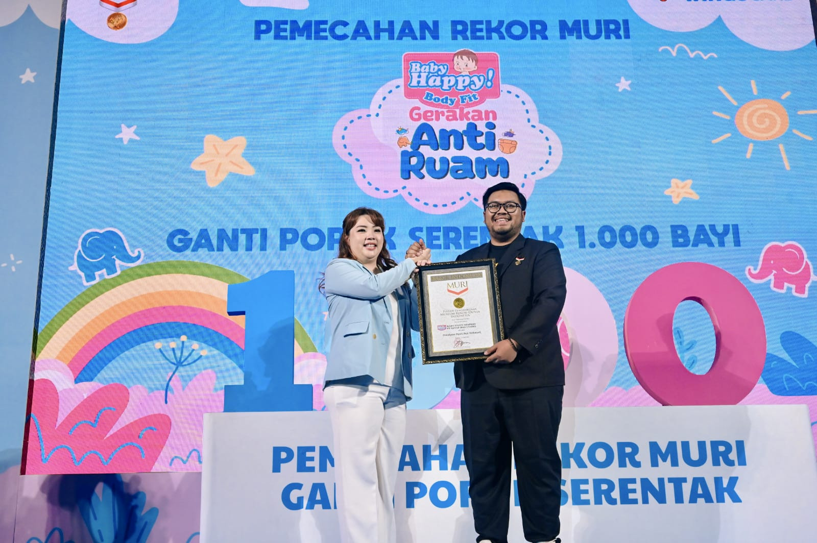 Gerakan Anti Ruam Baby Happy Body Fit Pants Pemecahan Rekor MURI 1000 Bayi Ganti Popok Serentak